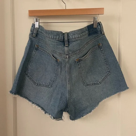 Abercrombie & Fitch the 90’s Relaxed Cutoff Short High Rise - Picture 2 of 3